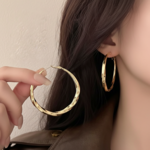 Brinco Argola Grande Dourada Torcida - Acabamento Brilhante - Fecho Pino com Trava - Banho Ouro 18k - Hipoalergênico - Feminino